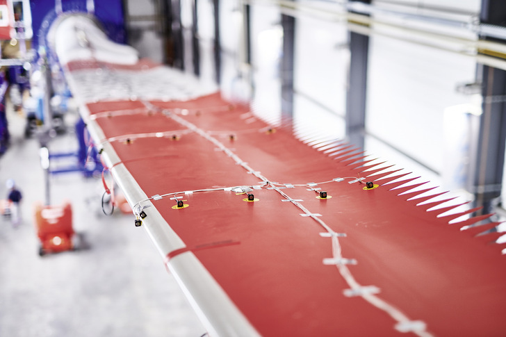 Biege- und Schwingungstest von Rotorblättern im September 2022 beim Windenergieforschungsinstitut Fraunhofer Iwes. Die Blätter sind mit rund 250 Sensoren ausgestattet und dienen einem Projekt des Deutschen Zentrums für Luft- und Raumfahrt.