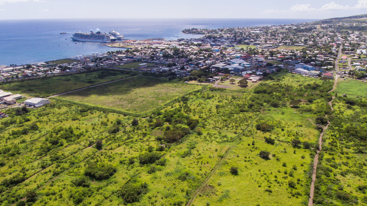 Karibische Idylle: Noch ist die Fläche frei. Hier soll der große Solarpark mit Speicher auf St. Kitts entstehen.
