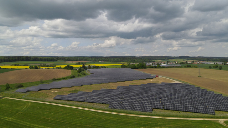 Der Solarpark Heudorf in Meßkirch im Landkreis Sigmaringen leistet 7,4 Megawatt. Der Strom fließt in Zukunft ins Netz der Deutschen Bahn.