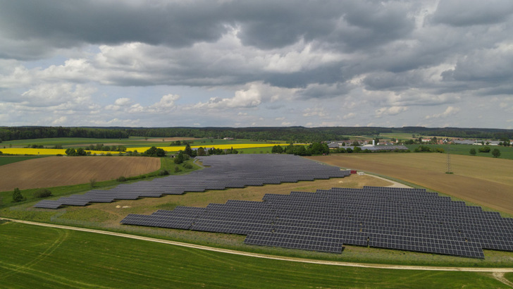 Der Solarpark Heudorf in Meßkirch im Landkreis Sigmaringen leistet 7,4 Megawatt. Der Strom fließt in Zukunft ins Netz der Deutschen Bahn. - © Juwi
