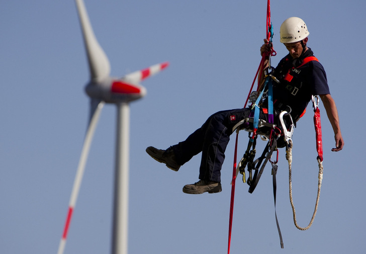 Service und Wartung von Windenergieanlagen schaffen Arbeitsplätze im ländlichen Raum. - © juwi Holding AG
