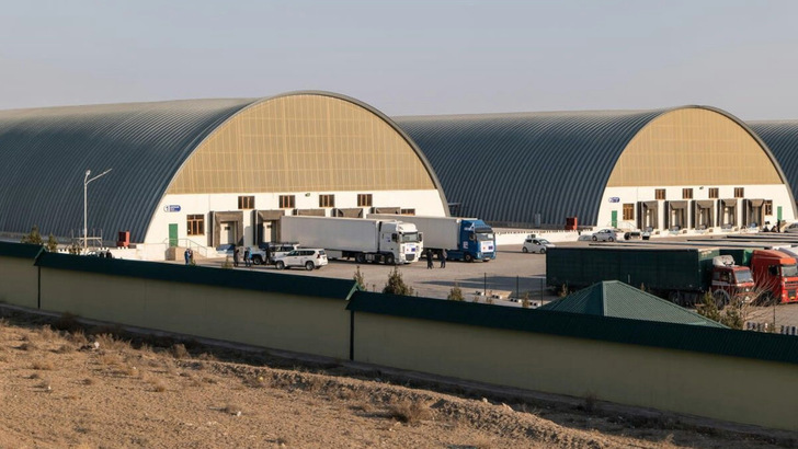 Vom Logitikzentrum in Termez in Usbekistan verteilt das UNHCR Hilfsgüter in der ganzen Region. In Zukunft übernimmt eine Solaranlage die Energieversorgung.