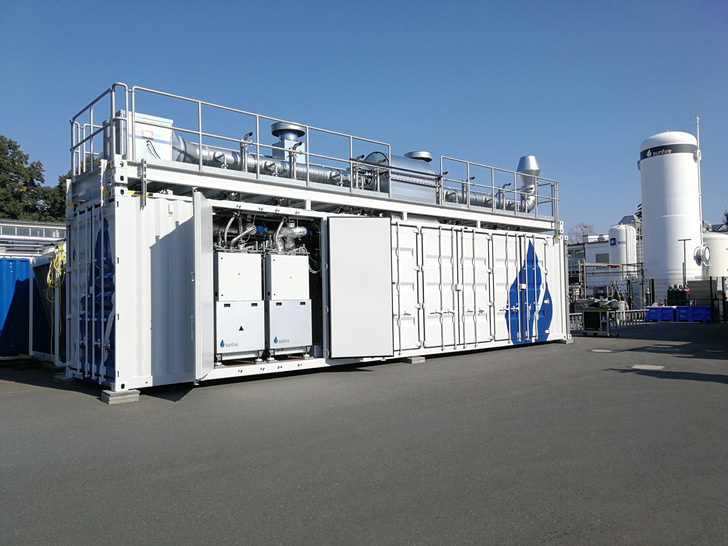 Mithilfe der SOEC-Elektrolyse gewinnt die Anlage unter Verwendung von Festoxid- oder Keramikelektrolyten gasförmigen Wasserstoff.