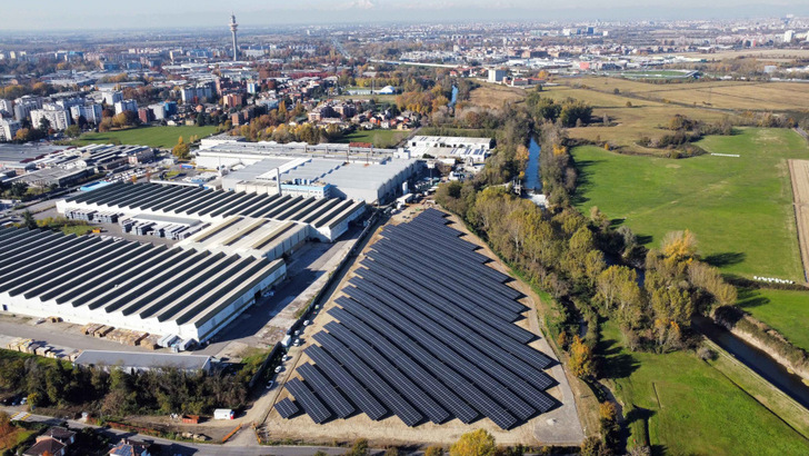 Der Solarpark neben dem Werk von Novales in Pieve ist schon fertig. - © Axpo
