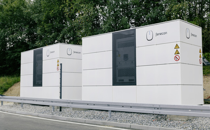 Die Geschäftsmodelle für große Industriespeicher werden üppiger. Fenecon hat diese Anlage 2023 zur Unterstützung der Ladeinfrastruktur einer Tankstelle der Zukunft errichtet.