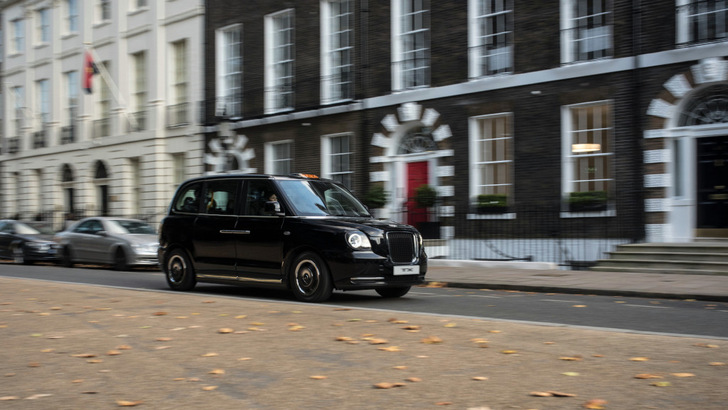 Entspannt elektrisch auf Londons Straßen unterwegs: Das speziell entwickelte Taxi von LEVC. - © LEVC
