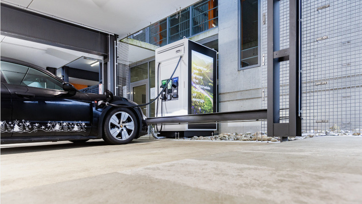 ADS-Tec hat mit dem Chagepost eine speichergestützte Ladestation für Elektroautos entwickelt. - © ADS Tec Energy
