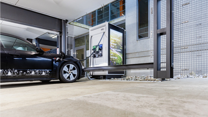 ADS-Tec hat mit dem Chagepost eine speichergestützte Ladestation für Elektroautos entwickelt.