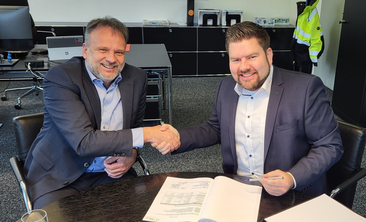  Windmeister-Geschäftsführer Eike Sanders (rechts) bei der Vertragsunterzeichnung mit einem Vertreter des Auftraggebers, der Windpark Lingen-Ochsenbruch Betriebsführungsgesellschaft mbH. 