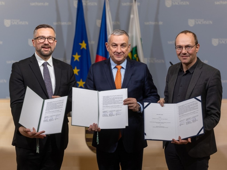 Der Klimaschutzminister Wolfram Günther und der Wirtschaftsminister Martin Dulig unterzeichnen mit dem tschechischen Handelsminister Jozef Síkela die Absichtserklärung.  - © SMWA
