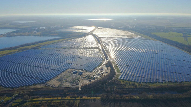Etwa 650 Megawatt Solarleistung hat Moveon südlich von Leipzig auf einem ehemaligen Braunkohletagebau errichtet. - © Moveon Energy Gruppe
