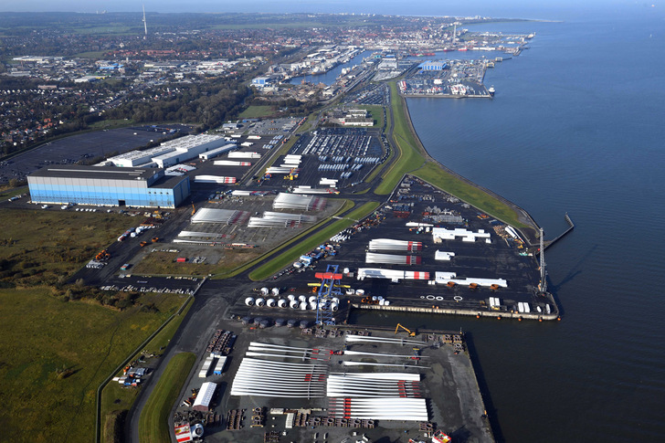 Der Hafen von Cuxhaven: Flächen werden schon jetzt knapp. 80 Prozent aller verschifften Rotorblätter landen hier.  - © Cuxport GmbH
