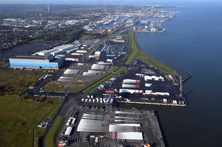  Der Hafen von Cuxhaven: Flächen werden schon jetzt knapp. 80 Prozent aller verschifften Rotorblätter landen hier. 