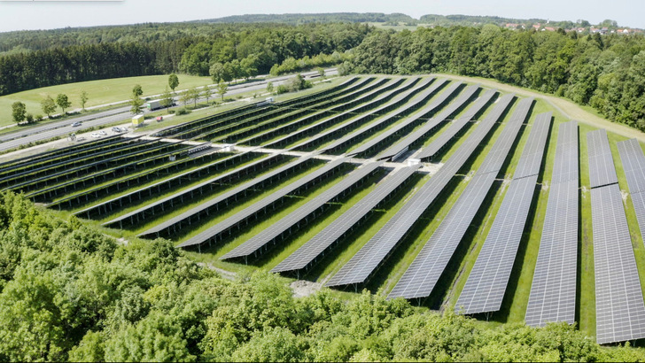  Der Solarpark im bayerischen Windach erzeugt seit neun Monaten ausreichend Sonnenstrom für die Gemeinde.