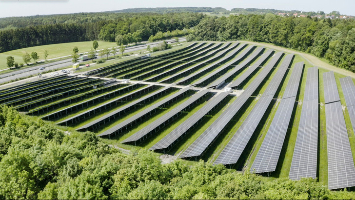 Der Solarpark im bayerischen Windach erzeugt seit neun Monaten ausreichend Sonnenstrom für die Gemeinde. - © Solar Edge
