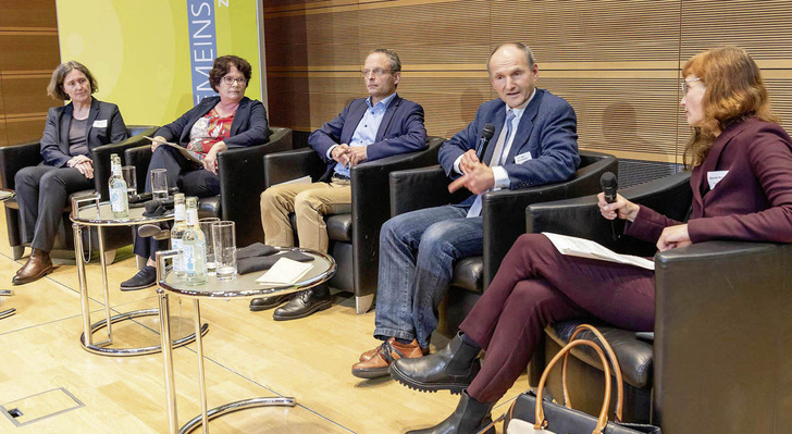 Diskussion zu Artenschutz auf einer Konferenz der FA Wind (v. l. n. r.): Marie-Luise Pörtner, Geschäftsführerin Baywa RE Wind, Sabine Riewenherm, ­Präsidentin BfN, Florian Schöne, Geschäftsführer DNR, Marc Reichenbach, Geschäftsführer Arsu, Moderation Nicole Weinhold, ERNEUERBARE ENERGIEN - © Foto: FA Wind 2023 / Martin Adam
