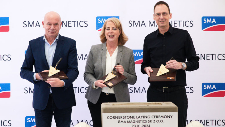  SMA-Magnetics-Chef Jacek Maciejewksi (links), SMA-Finanzvorständin Barbara Gregor und Klaus Petry, bei SMA für das globale Geschäft zuständig, haben den Grundstein in Krakow gelegt.