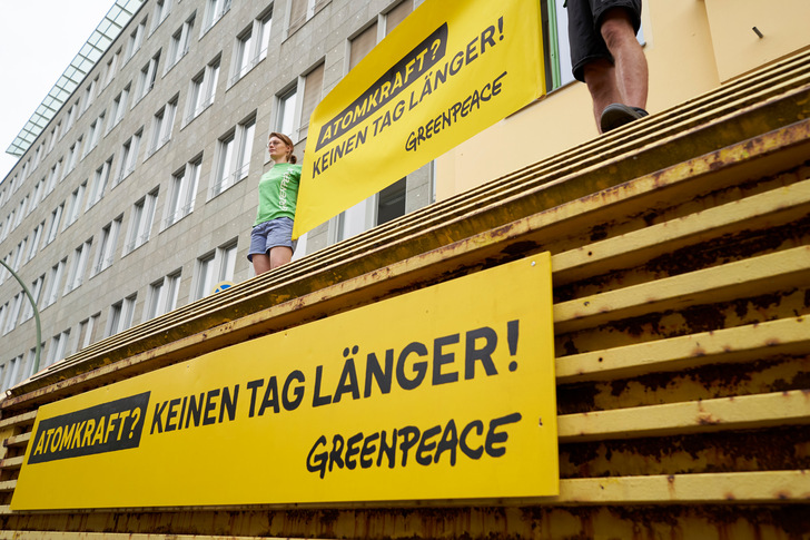  Greenpeace-Demonstration vom September 2022 vor der Parteizentrale von Bündnis 90/Die Grünen in Berlin. Mit dem damaligen wollten die Klimaschützer an die Partei appellieren , sich geschlossen zum gesetzlich feststehenden Atomausstiegsdatum am 31. Dezember 2022 zu bekennen. Die Bundesregierung hatte allerdings den Ausstiegstermin dennoch um ein wenige Monate bis auf April 2023 verschoben, um auf eine Gasversorgungskrise infolge des Ukrainekriegs zu reagieren.