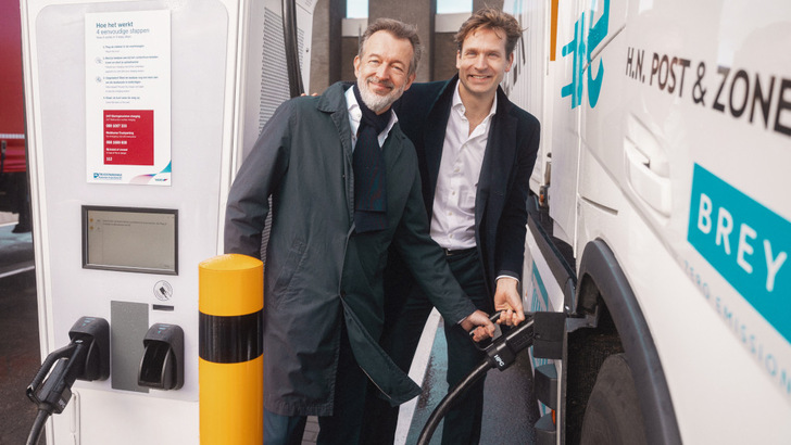 Boudewijn Siemons (links), amtierender Geschäftsführer der Port of Rotterdam Authorit, und Vincent Karremans von der Stadt Rotterdam nehmen die erste Stromtankstelle im Hafen in Betrieb. - © Kelly Alexandre
