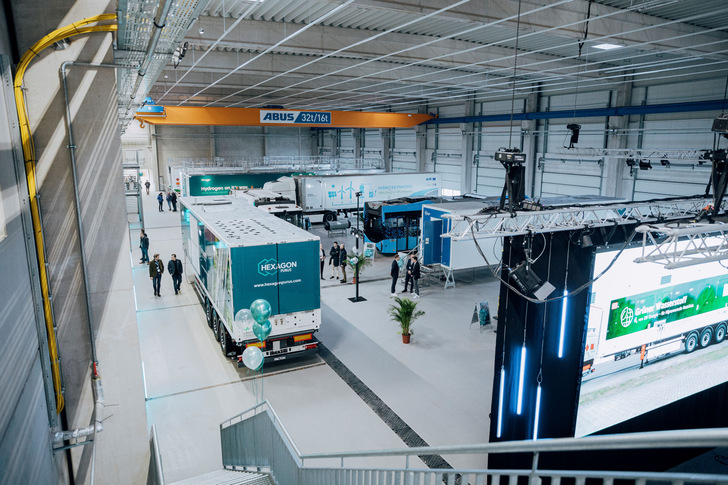  Das vom Architekturbüro Hanßen aus Geldern entworfene Gebäude i enthält es eine Photovoltaikanlage zur Versorgung einer Luftwärmepumpe und Klimageräten für den Bürotrakt sowie die Gemeinschaftsräume. Während der Produktion sollen die Betondecken und -wände als Energiespeicher mit Betonkernaktivierung genutzt werden. 