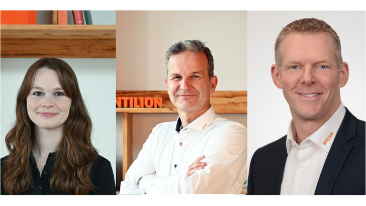 Alina Möbius (links) ist Junior Produktmanagerin bei Intilion. Martin Peters (Mitte) ist Produktmanager und Dr. André Haubrock (rechts) CEO des Paderborner Speicherherstellers. - © Intilion
