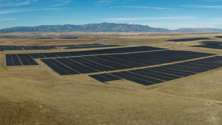 Sonnenstrom für 46.000 US-amerikanische Haushalte produziert der Pike Solarpark in Colorado. - © Juwi
