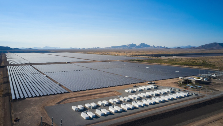 Die drei neuen Speicher wie die Anlage Mesquite in Arizona sind mit Solarparks gekoppelt. - © RWE
