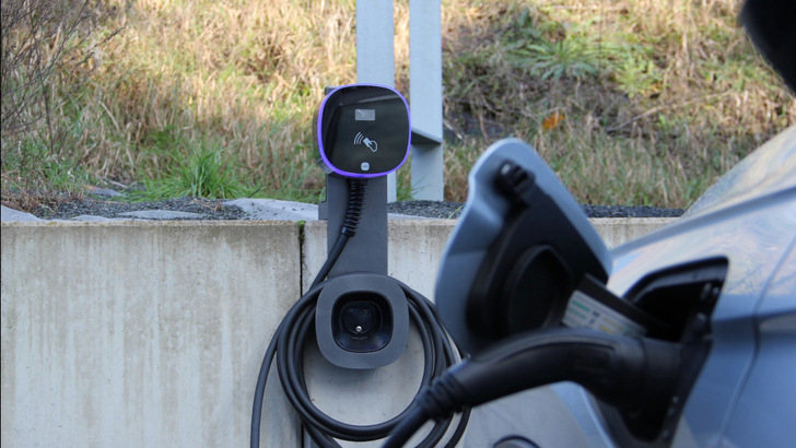  Sie sieht von außen wie eine normale Ladestation aus. Doch dank KI wird der Solarstrom vom Dach der "Alten Fahrkartendruckerei" in Mainz optimal genutzt.