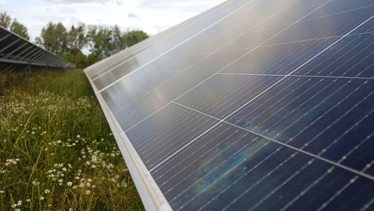 Mit dem Strom aus dem Solarpark Schiebsdorf erzeugt Salzgitter grünen Wasserstoff für seine Stahlproduktion. - © Octopus Energy Generation
