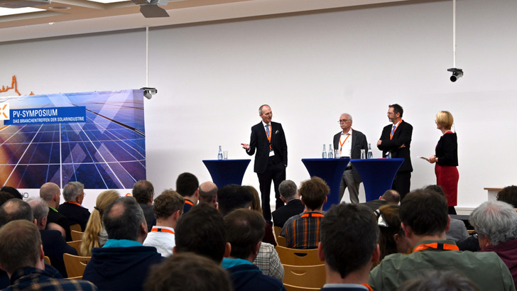 An der Notwendigkeit der europäischen Solarfertigung besteht in der Branche kein Zweifel. Jörg Ebel vom BSW Solar, Rainer Stowasser von Solarnord und Ralf Preu vom Fraunhofer ISE (v.l.n.r. - auf der Podiumsdiskussion mit Tina Barroso von Conexio) sind sich auch einig, dass der Aufbau einiger Unterstützung braucht. - © Velka Botička
