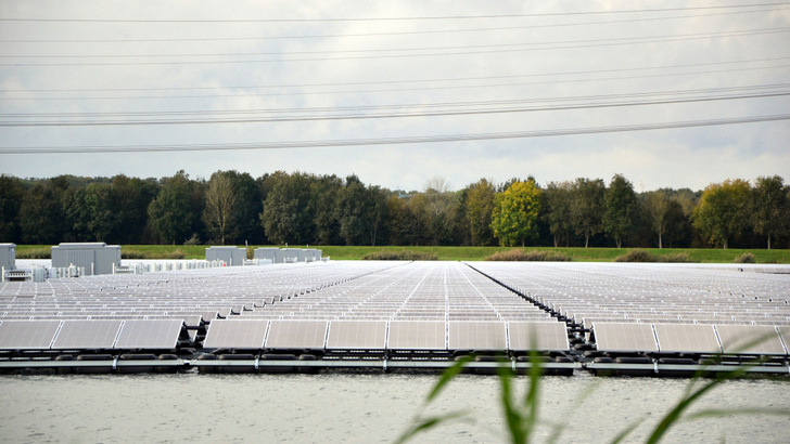  Die Niederlande haben die Nase vorn, was die Installation von schwimmenden Solaranlagen angeht. Deutschland hat aber riesiges Potenzial für die Technologie, das nur genutzt werden muss.