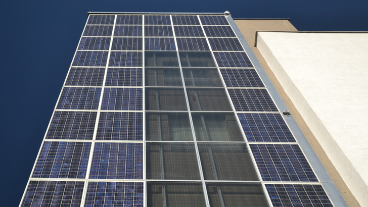 Viele Gebäudeeigentümer stehen vor der Herausforderung, wie sie den Strom aus einer Solarfassade vor Ort verbrauchen können. Das Webinar gibt eine Antwort auf diese Frage. - © Velka Botička
