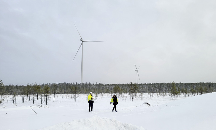Dezember 2023: Abo Wind baut 30-Megawatt-Park Illevaara aus fünf V162-Vestas-Turbinen in Nordfinnland. Die Hessen signierten  –  großräumig „hybrid“ – 
mit einer US-Tech-Firma nun je einen Stromliefervertrag für diesen finnischen Windstrom und für Strom aus einem spanischen 50-Megawatt-Solarpark. - © Foto: ABO Wind
