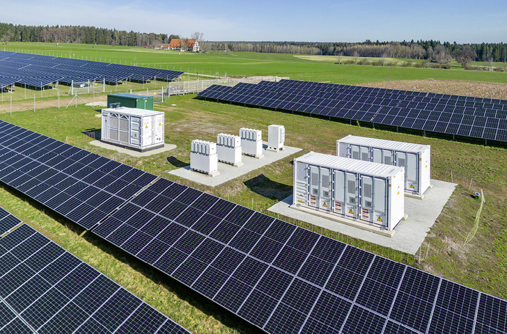 Die Kombination eines Solarparks mit einem Stromspeicher kommt bei Gemeinden gut an. Das könnte das Genehmigungsverfahren beschleunigen. - © Foto: Baywa r.e.
