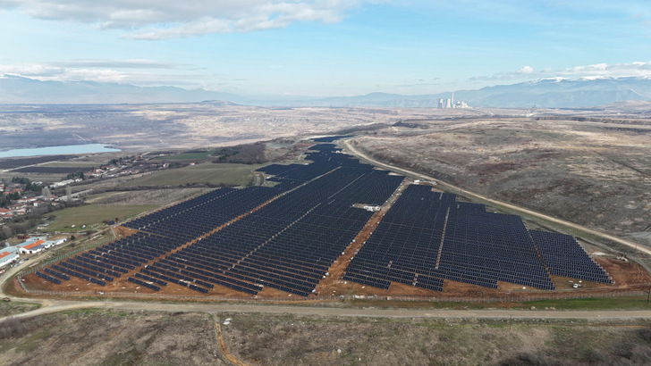 Ein Teil der Solarparks auf dem ehemaligen Braunkohletagebaus im Norden Griechenlands ist schon fertig. - © RWE
