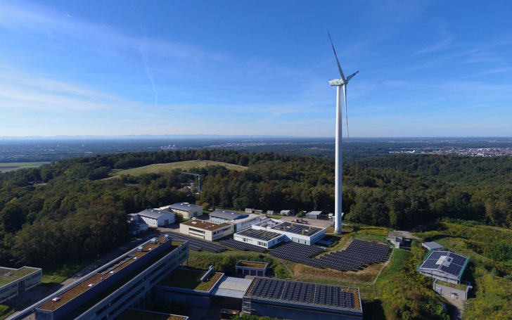 Die Photovoltaik wird über die bestehende Windkraftanlage in das Inselnetz eingebunden. - © Fraunhofer ICT
