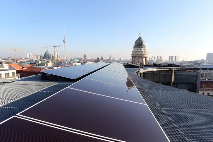 In den Städten ist noch jede Menge Platz für Solaranlagen. Damit dieser genutzt wird, müssen die bestehenden Hürden weg. - © BSW Solar / Upmann
