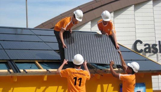 In der Schweiz ist der Schwerpunkt des Solarausbaus die Photovoltaik auf dem Dach. Doch zunehmend wird auch über Freiflächenanlagen debattiert. - © BE Netz
