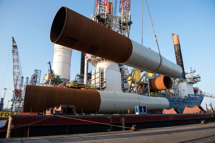Monopiles bei der Verladung für den Offshore-Windpark Borkum Riffgrund 2