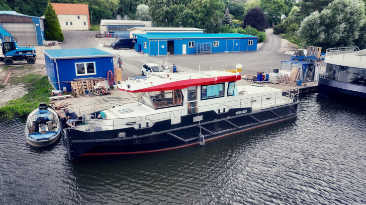  Die Mülheim verrichtet auf den Wasserstraßen im Westen Deutschlands Bau- und Unterhaltungsarbeiten sowie Peilarbeiten – jetzt komplett mit Strom angetrieben.