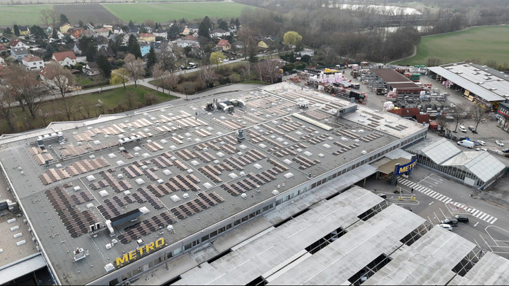  Auf einer Dachfläche von 3.577 Quadratmetern hat Wien Energie 1.832 Module installiert. Diese decken 30 Prozent des Strombedarfs des Großhandelsmarktes in Langenzersdorf.