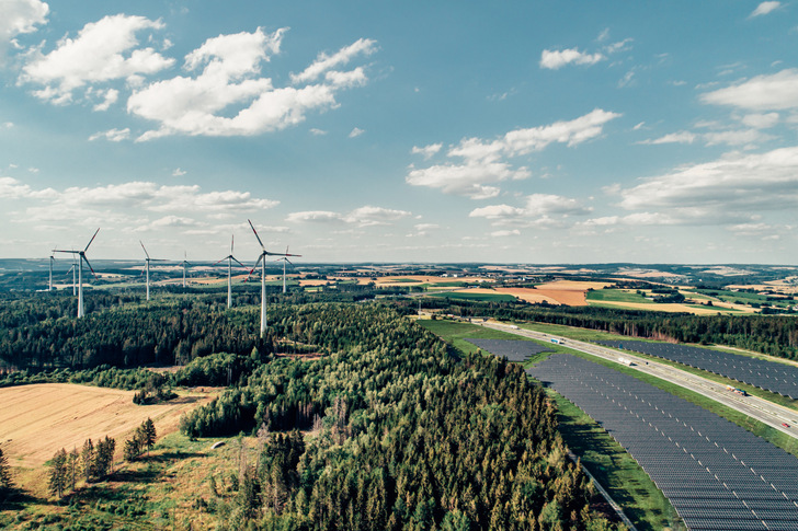 Wenn die Solaranlage mit Windkraft kombiniert wird, kann das Projekt eine Marktprämie aus der Innovationsausschreibung bekommen. - © BayWa r.e.
