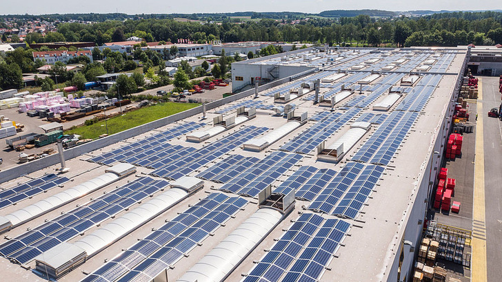 Die Gewerbebetriebe haben jede Menge Platz auf den Dächern, um Photovoltaikanlagen zu installieren. - © Baywa r.e.
