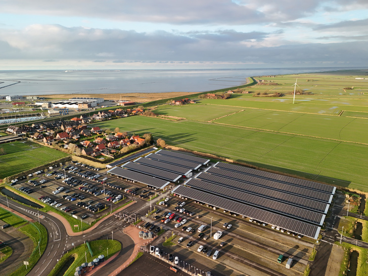Der Strom für die Ladesäulen wird direkt vor Ort im 600 Einstellplätze umfassenden Carport-Bereich der Inselparker erzeugt. - © Frisia

