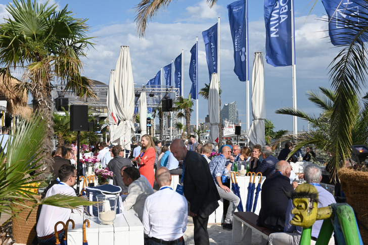 Ein Event der besonderen Art direkt an der Elbe: Hier kommt die Energiebranche zusammen. - © THE BLUE BEACH
