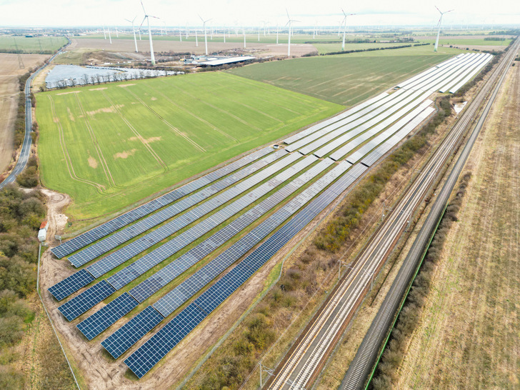 Entlang der Bahnstrecke Hannover-Berlin verläuft der Solarpark Nauen der Trianel Erneuerbare Energien GmbH & Co. KG. - © Trianel
