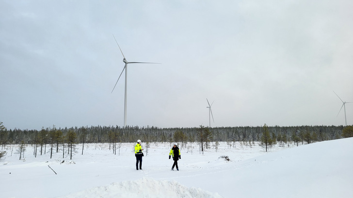 Abo Wind baut 30-Megawatt-Park Illevaara aus fünf V162-Vestas-Turbinen in Nordfinnland. Die Hessen signierten – großräumig „hybrid“ – mit einer US-Tech-Firma nun je einen Stromliefervertrag für diesen finnischen Windstrom und für Strom aus einem spanischen 50-Megawatt-Solarpark. - © ABO Wind
