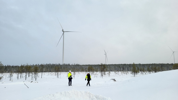  Abo Wind baut 30-Megawatt-Park Illevaara aus fünf V162-Vestas-Turbinen in Nordfinnland. Die Hessen signierten – großräumig „hybrid“ – mit einer US-Tech-Firma nun je einen Stromliefervertrag für diesen finnischen Windstrom und für Strom aus einem spanischen 50-Megawatt-Solarpark.