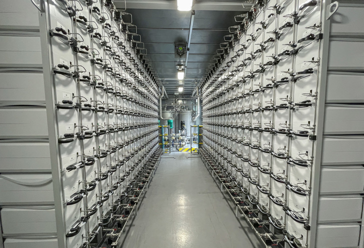  Stack über Stack, String neben String: Der AEM-Container kombiniert viele einzelne Elektrolyseure für eine Gesamtleistung in der Megawatt-Klasse.