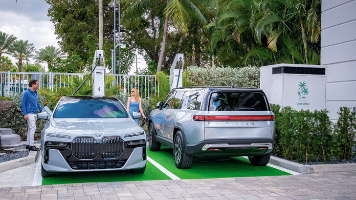  Gerade für das Laden der großen und schweren Elektroautos, wie sie in den USA beliebt sind, ist viel Ladeleistung notwendig.